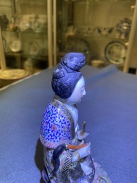 Een Chinese famille rose figuur van een dame op lotustroon, 19e eeuw